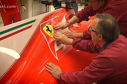 VÍDEO: Confira adesivagem da nova Ferrari na fábrica