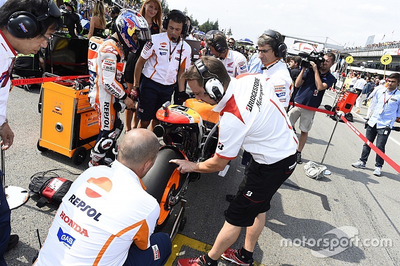 MotoGP pertimbangkan pelarangan celana pendek di grid