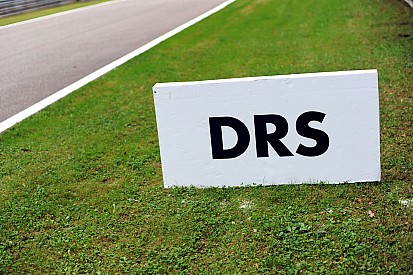 Akár már a kínai futam után hozzányúlhatnak a DRS szabályokhoz