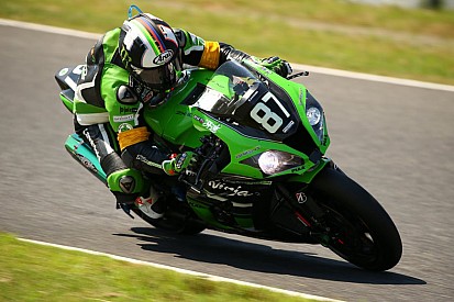 Leon Haslam alla 8 Ore di Suzuka 2017 con il team ufficiale Kawasaki