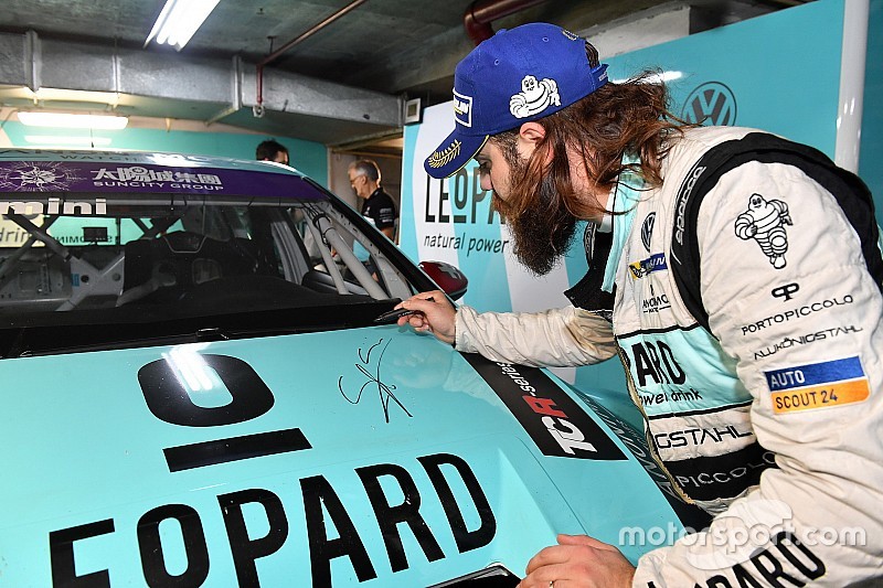 Stefano Comini, Leopard Racing, Volkswagen Golf GTI TCR signs his car