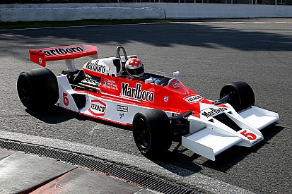 Jenson Button au volant d’une McLaren M23 à Laguna Seca