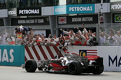 Ezen a napon: Fernando Alonso első mclarenes futamgyőzelme