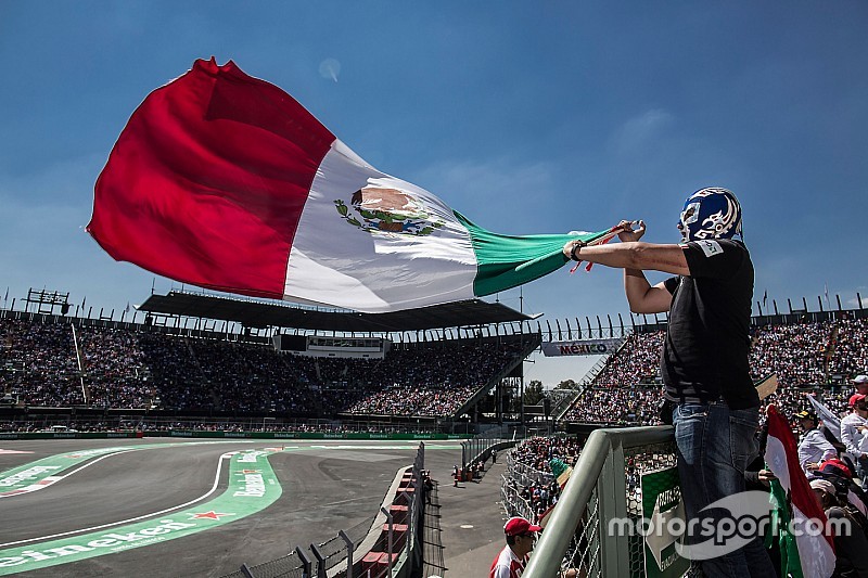 Fan waving a Mexican flag