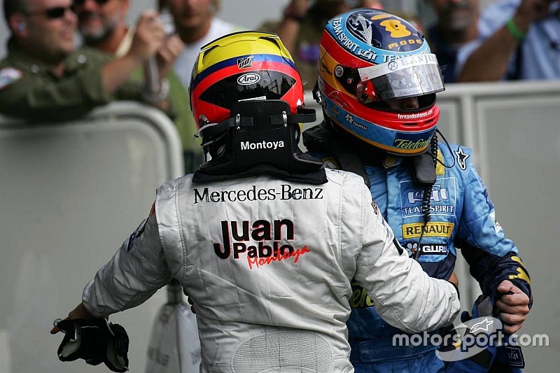 Le vainqueur Juan Pablo Montoya fête sa victoire avec Fernando Alonso