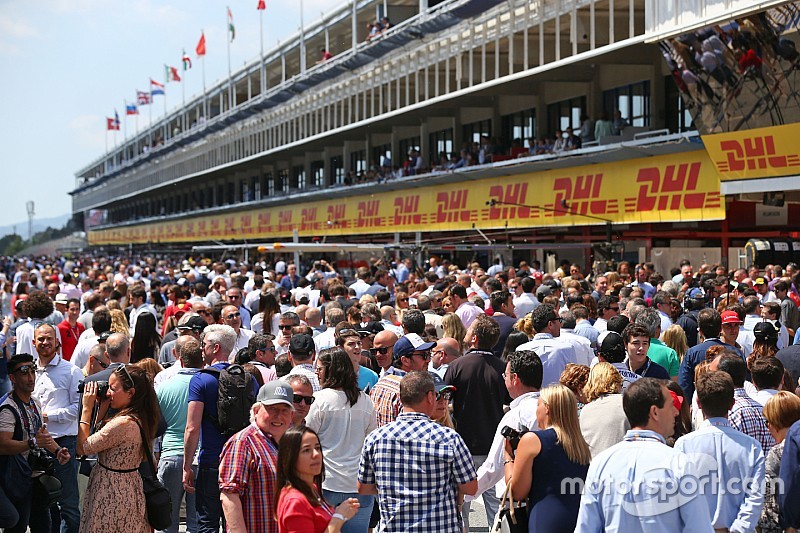 Fans en el pit lane