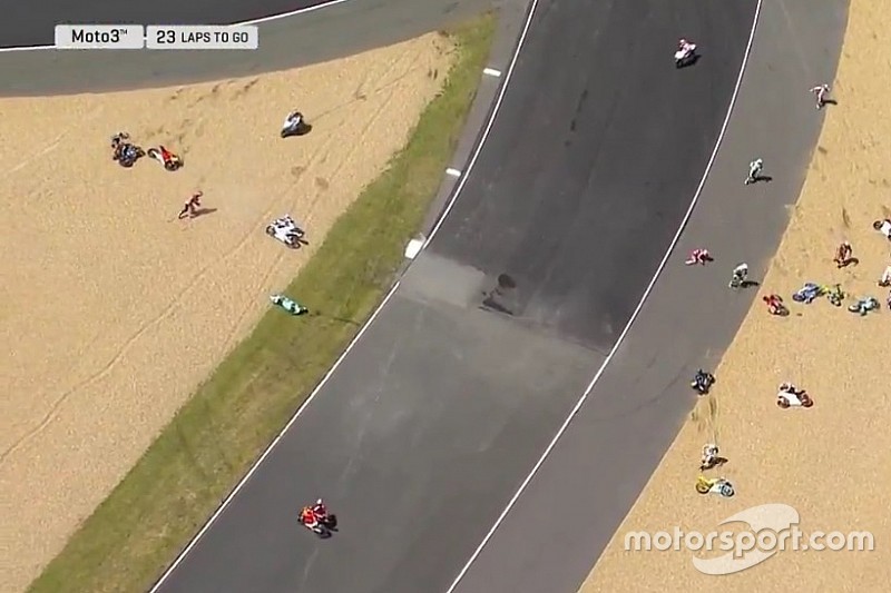 Multitudinaria caída en Moto3 con más de 15 pilotos implicados