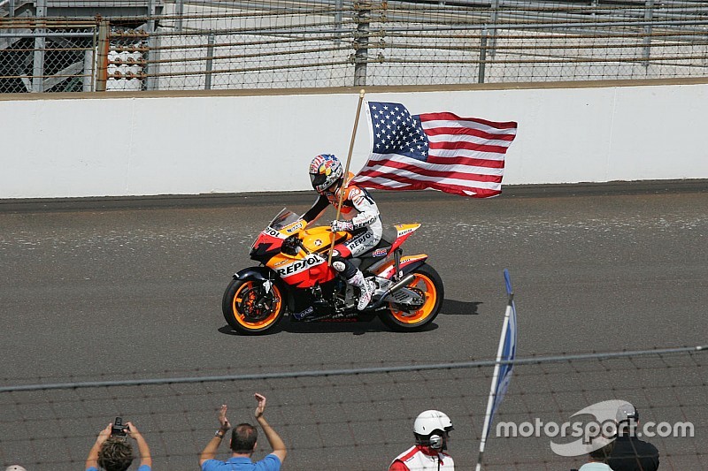 Nicky Hayden rueda antes del evento