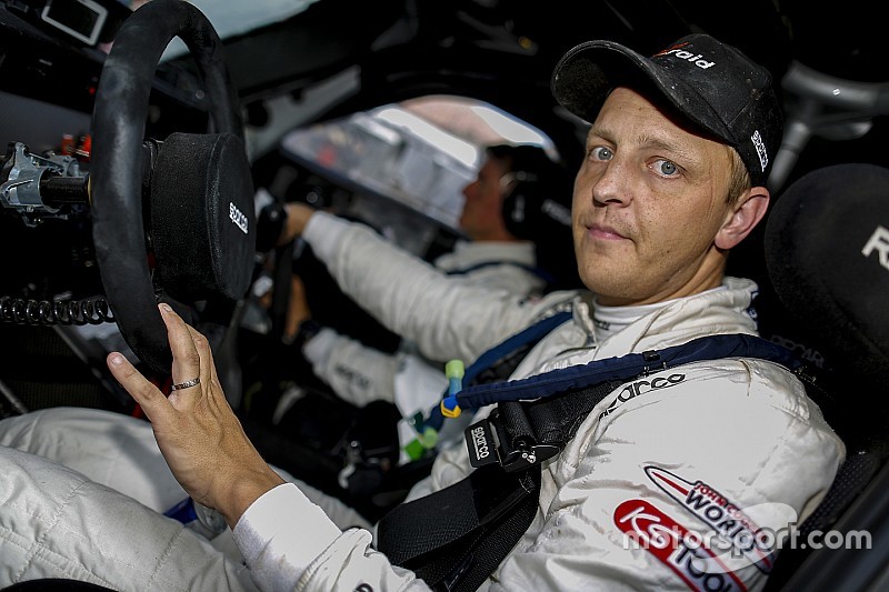 Hirvonen va tester une Supercar à Silverstone