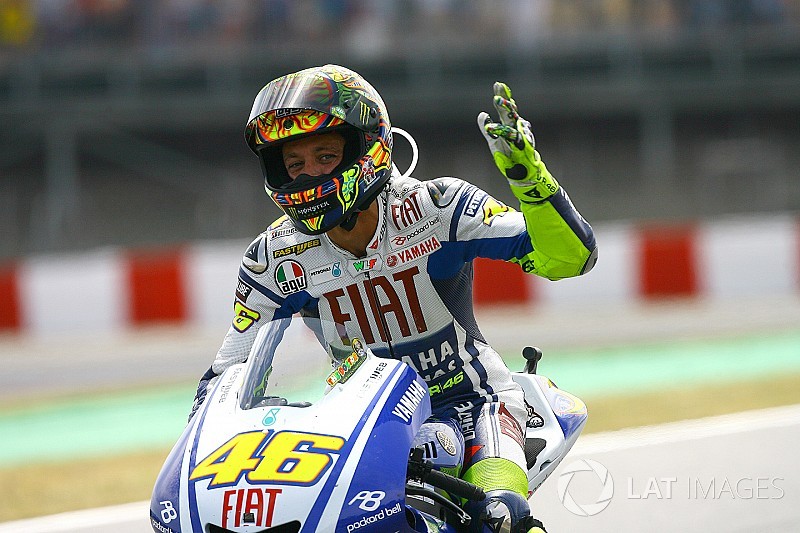 Há 8 anos, Rossi vencia Lorenzo na última curva na Catalunha