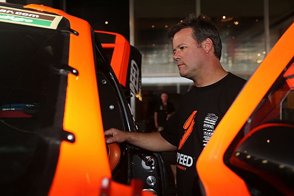 Robby Gordon se metió en problemas en Australia por hacer trompos en la calle