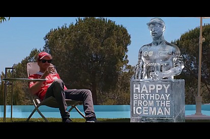 VÍDEO: Vettel recebe presente de aniversário de Raikkonen