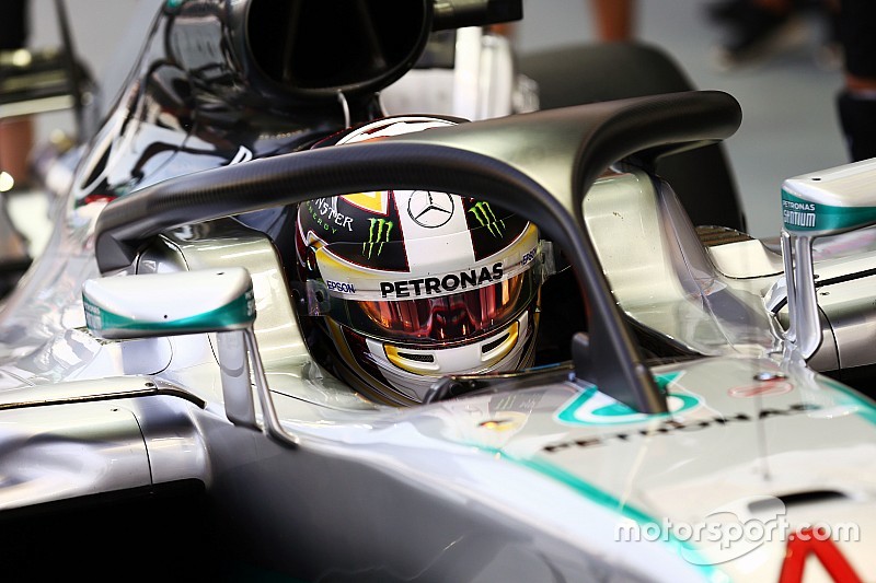 Lewis Hamilton, Mercedes AMG F1 W07 Hybrid con la cubierta de cabina de Halo