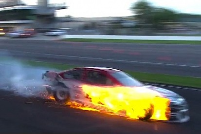 VÍDEO: Fogo e fortes batidas marcam prova da NASCAR em Indy
