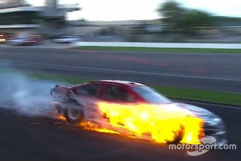 VÍDEO: Fogo e fortes batidas marcam prova da NASCAR em Indy