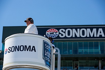 Болельщицы прервали тренировку IndyCar, пытаясь сделать фото на трассе