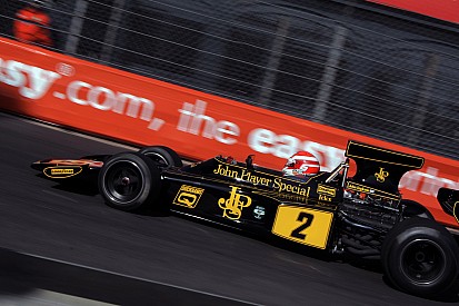 Cencetti sulla Lotus 72 di Jackie Ickx nel Master Historic F.1 ad Austin