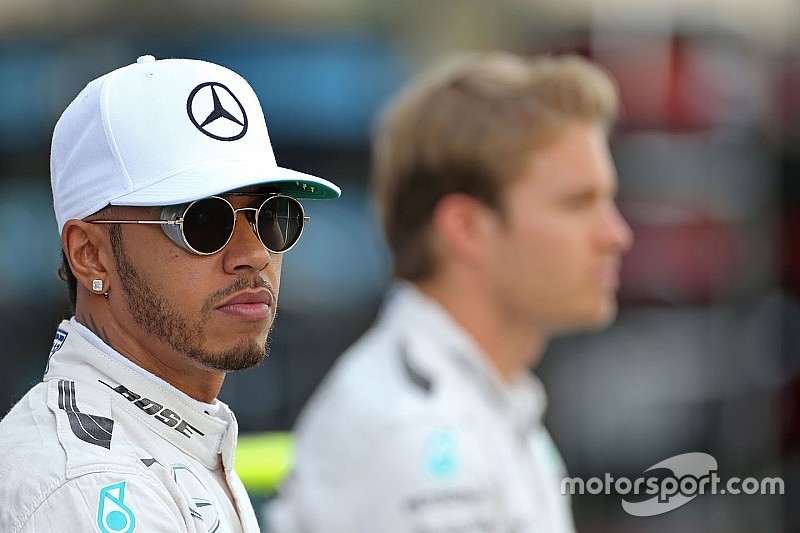 Hamilton dice que la salida de Rosberg le ayudó a mejorar su rendimiento