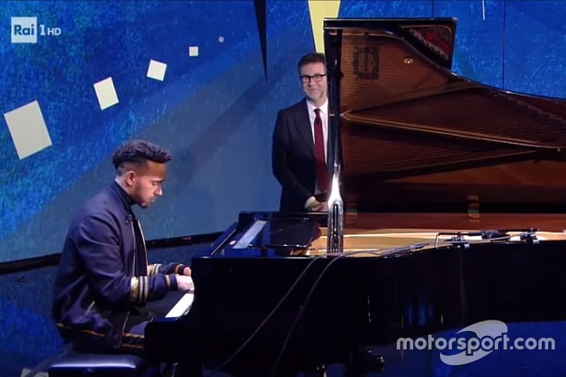 VÍDEO: Lewis Hamilton toca piano em programa de TV