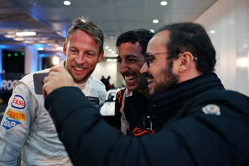 <b>Jenson Button</b> le juega una broma a Daniel Ricciardo