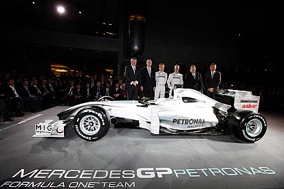 Tarihte bugün: Mercedes, W01'in örtüsünü indiriyor