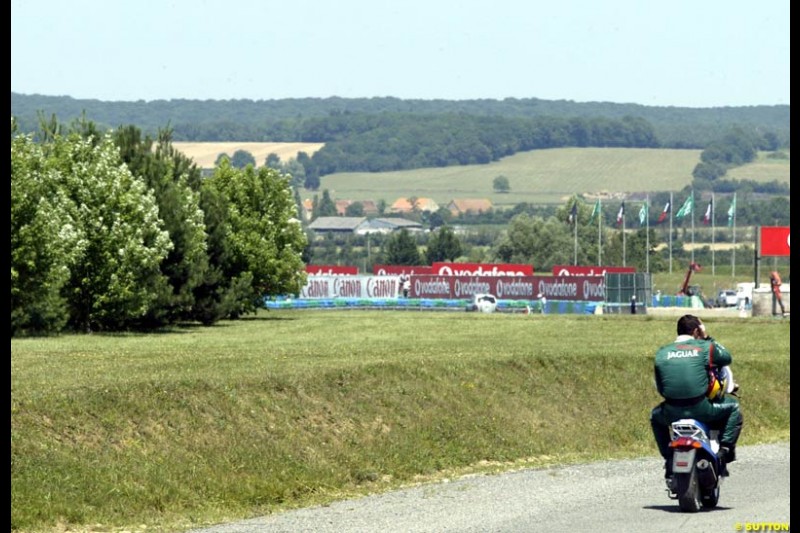 Pedro de la Rosa gets a lift back. Qualifying, French Grand Prix, Magny Course, France, July 20th 2002.