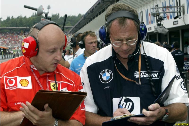 A Ferrari and Williams engineer discuss. German Grand Prix, Hockenheim, Germany, July 27th 2002.