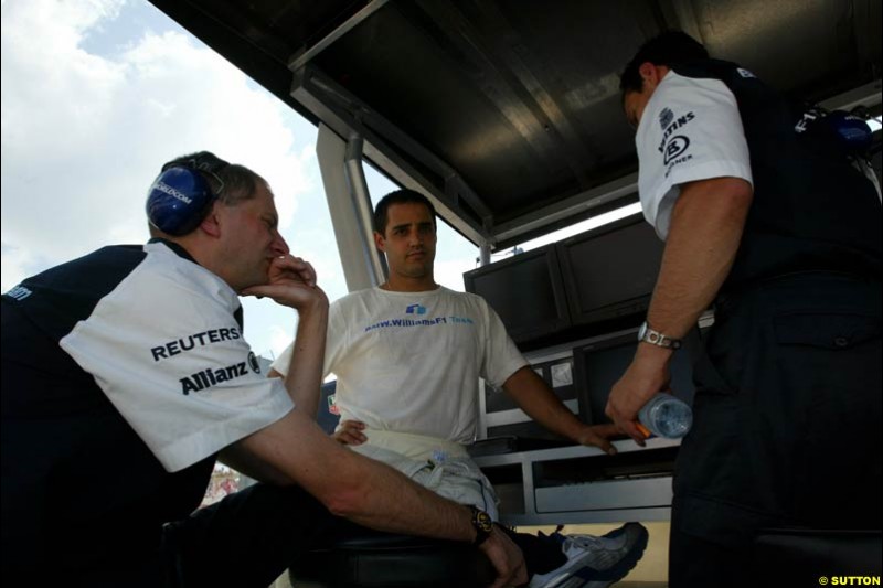 Juan Pablo Montoya, Williams, chats to Williams team members during Qualifying, Hungarian Grand Prix, Budapest, August 17 2002.