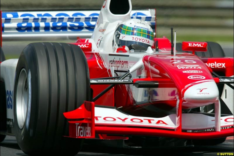 Allan McNish, Toyota, during Qualifying, Hungarian Grand Prix, Budapest, August 17 2002.