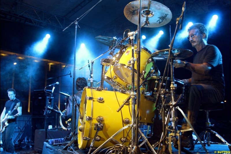 Eddie Jordan bangs the drums during the V10 concert held in Victory Place. Hungarian Grand Prix, Budapest, 16 August 2002.