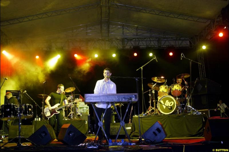 Eddie Jordan and his band the V10's hold a concert in Victory Place, Budapest. Hungarian Grand Prix, Budapest, 16 August 2002.