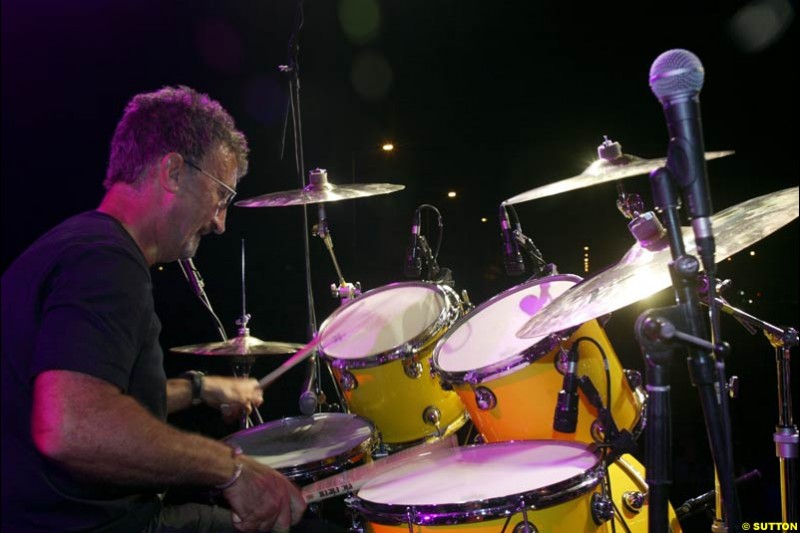 Eddie Jordan bangs the drums during the V10 concert held in Victory Place. Hungarian Grand Prix, Budapest, 16 August 2002.