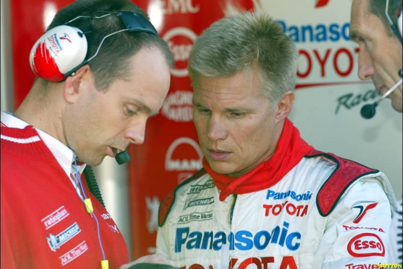 Mika Salo, Toyota, chats to an engineer during Sunday Warmup. Belgian Grand Prix, Spa-Francorchamps, Belgium, September 1st 2002.