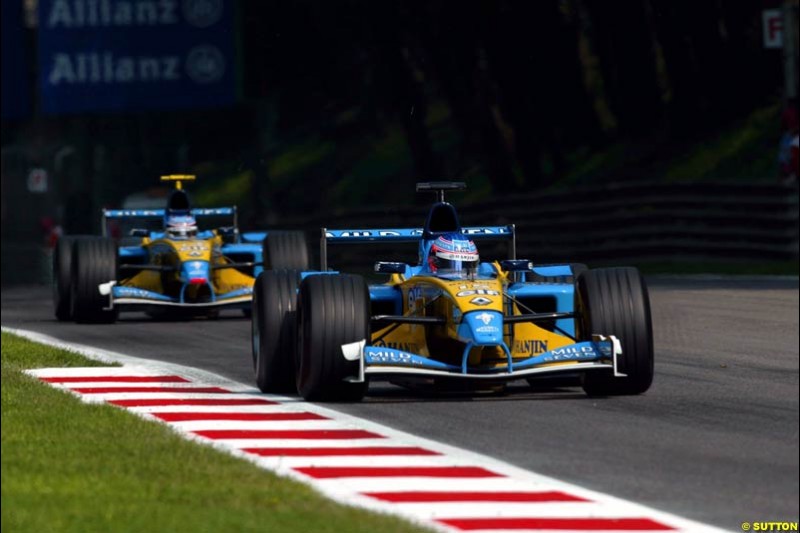 The two Renaults during Qualifying. Italian Grand Prix, Monza, Italy. September 14th 2002.