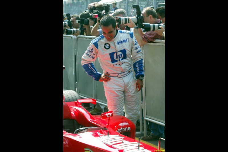 Juan Pablo Montoya, Williams, admires the Ferrari. Italian Grand Prix, Monza, Italy. September 14th 2002.
