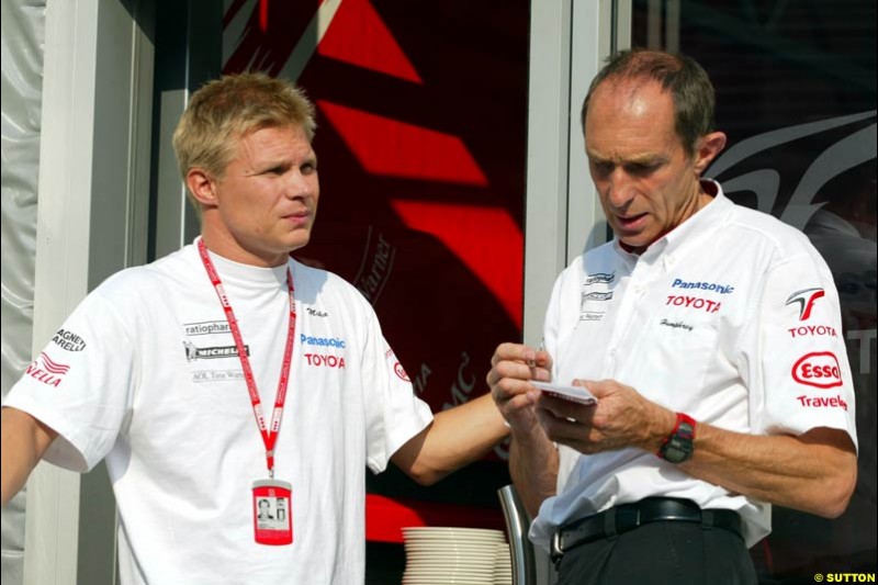 Mika Salo, Toyota, stands with Humphrey Corbett, Race Engineer, during Saturday Free Practice. Italian Grand Prix, Monza, Italy. September 14th 2002.