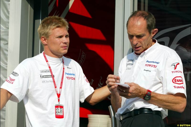 Mika Salo, Toyota, stands with Humphrey Corbett, Race Engineer, during Saturday Free Practice. Italian Grand Prix, Monza, Italy. September 14th 2002.
