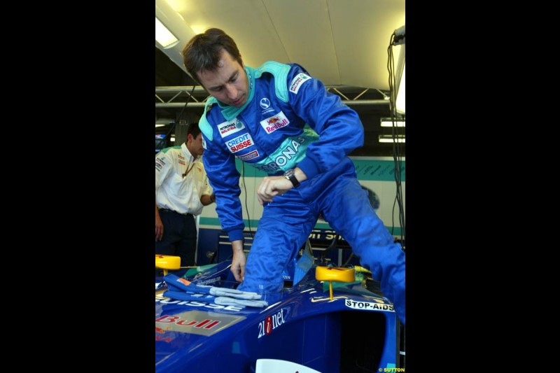 Heinz Harald Frentzen steps into the Sauber C21 at the Indianapolis Motor Speedway, United States GP, Indianapolis, September 26th 2002.