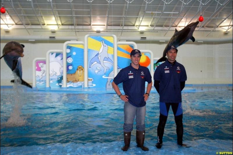 Sauber teammates Nick Heidfeld and Heinz-Harald Frentzen enjoy the dolphin display Indianapolis City Zoo. United States GP, Indianapolis, United States. September 26th 2002. 
