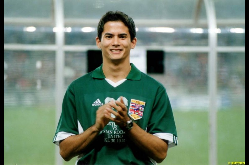 Alex Yoong takes part in a charity football match with Irish boy band Westlife. Malaysia, Kuala Lumpur, 30 October 2002.