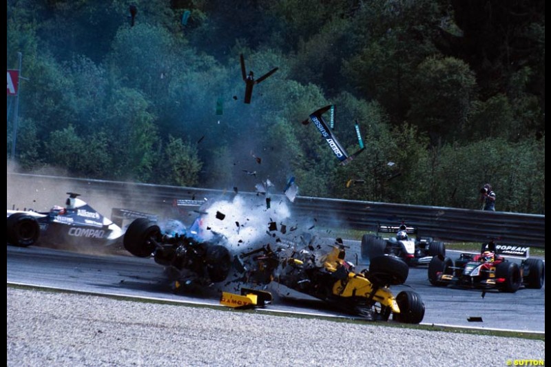 Nick Heidfeld, Sauber, collides with Takuma Sato, Jordan, during the Austrian Grand Prix, Round 6.