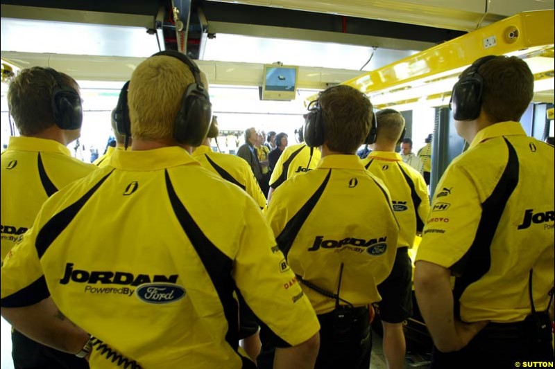 Jordan mechanics during Saturday's qualifying for the Australian GP. Melbourne, March 8th, 2003.