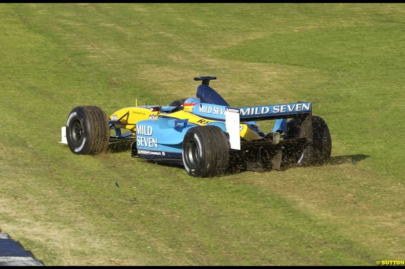 Fernando Alonso, Renault, has an off-track trip during Saturday's free practice for the Australian GP. Melbourne, March 8th 2003.