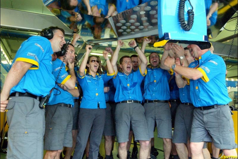 The Renault team during Saturday qualifying for the Malaysian GP. Sepang, March 22nd 2003.