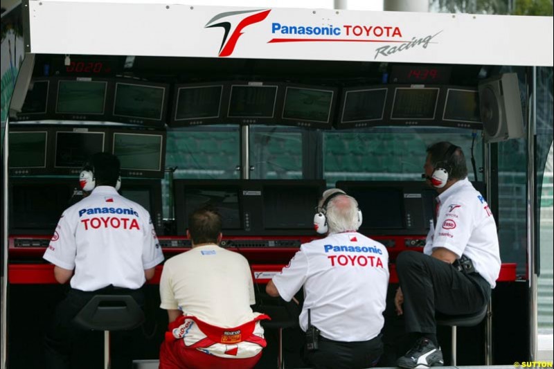 The Toyota team chiefs during Saturday qualifying for the Malaysian GP. Sepang, March 22nd 2003.