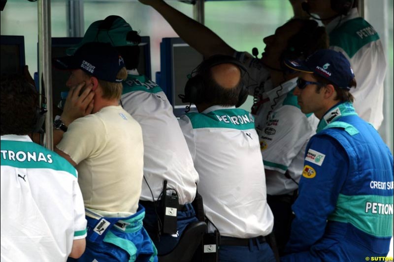 The Sauber team during Saturday qualifying for the Malaysian GP. Sepang, March 22nd 2003.