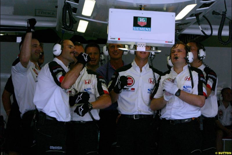 BAR pit crew during Saturday qualifying for the Malaysian GP. Sepang, March 22nd 2003.