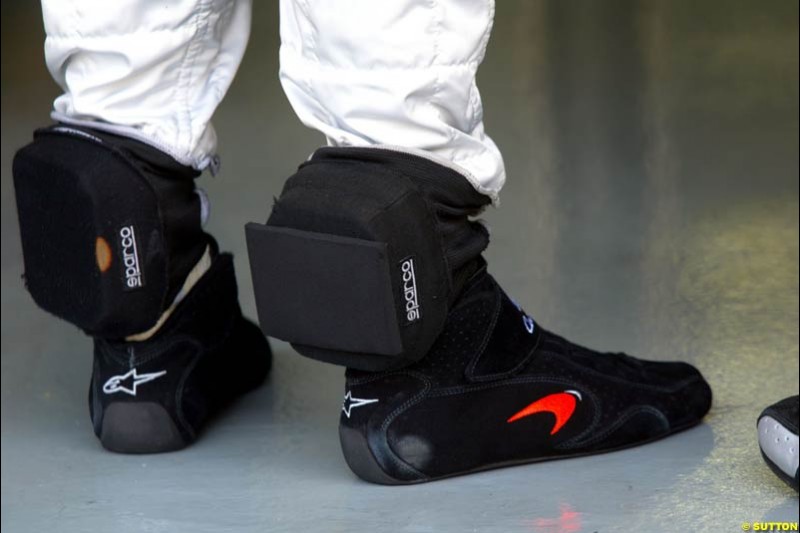 David Coulthard with pads on his feet during Saturday qualifying for the Malaysian GP. Sepang, March 22nd 2003.