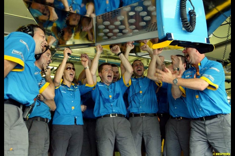 The Renault pit crew cheers as qualifying ends with both their drivers on the front row. Saturday qualifying for the Malaysian GP. Sepang, March 22nd 2003.