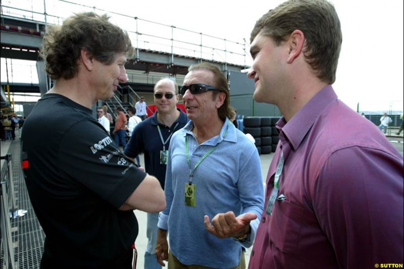 Mario Illien talks to Emerson Fittipaldi. Saturday qualifying for the Brazilian Grand Prix. Interlagos, Sao Paulo, April 5th 2003.